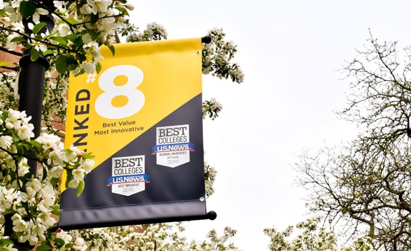 Picture of a pole banner on campus highlight ִ˰appԼ's #8 ranking for Best Value and #8 Most Innovative Schools in U.S. News & World Report's 2019 Regional Universities Midwest region