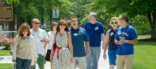 Group of ִ˰appԼ alumni walking on campus
